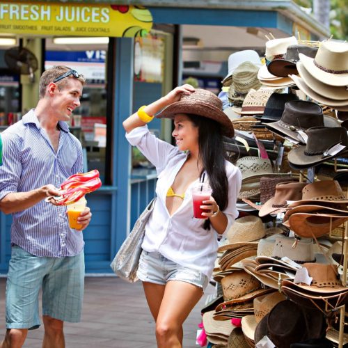 port-douglas-couples-shopping-1